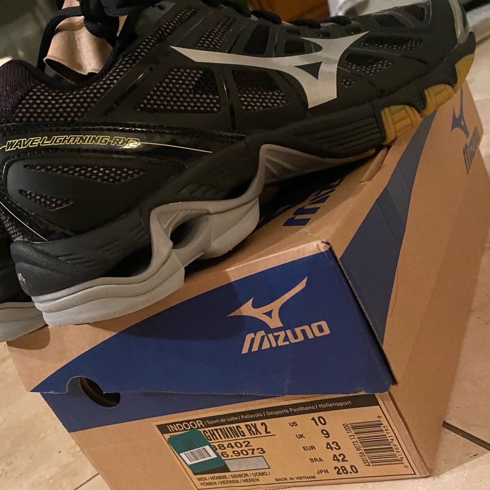 BRAND NEW IN BOX! Mizuno volleyball shoes